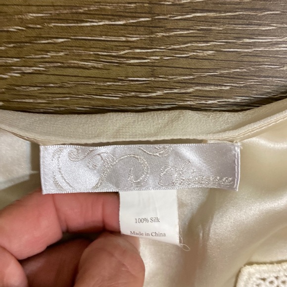 Chiana SILK Sleeveless blouse - Picture 7 of 7